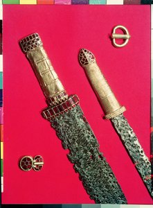 Pouan Treasure（金色，铁色和石榴石色）的两把装饰有hilts和两个皮带扣的剑